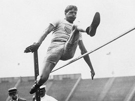 DO VÝKY Z MÍSTA. Amerian Ray Ewry zvítzil v olympijském Londýn 1908 výkonem...