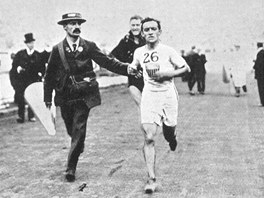 VÍTZ. Americký maratonec John Hayes sice dorazil do cíle maratonu na olympiád...