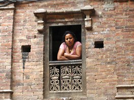 Nuda v okn. Nepálka kouká z okna svého domu ve starobylém mst Bhaktapur,...