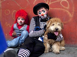 Unavení klauni. Dva klauni odpoívají na chodníku v Guatemala City bhem...