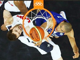 Francouz Nicolas Batum (vpravo) se sna zabrnit koi ameriana Kevina Lovea.