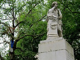 MEDAILE PRO SHAKESPEARA. V parku uprosted Leicester Square obklopují sochu...