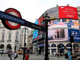 SLEDUJTE POCHODE. I typické neonové panely na námstí Picadilly Circus ovládla...