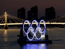 PLOVOUCÍ KRUHY. Olympijské kruhy jsou v Londýn vude.