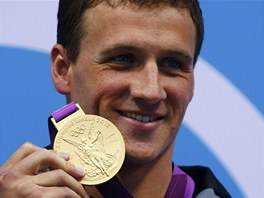 JEHO PRVNÍ Z LONDÝNA. Americký plavec Ryan Lochte ovládl na olympiád v Londýn...