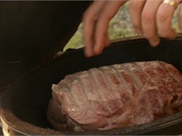 Po 7 minutch steak otote a nechte ho stejn dlouho grilovat z druh strany.
