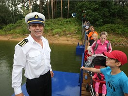 Kapitán lodi Horácko Petr Proke vítá na lodi jubilejní cestující.