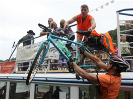 Mezi pasaéry nechybí ani cyklisté, kteí si plavbou zpíjemují dovolenou v...