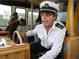 Kapitán lodi Petr Proke za kormidlem.