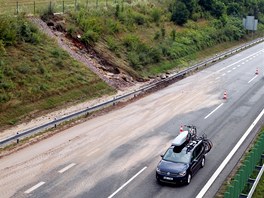 Sobotn bouka podemlela st dlnice D11 na 76. kilometru. Voda naplavila