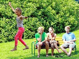 Organizátoi festivalu natáhli mezi skalami i nkolik highline, na nich chodci...