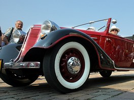 Kolona historických automobil vyrazila z Plzn v rámci projektu Trofeo Niké...