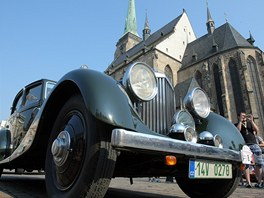 Kolona historických automobil vyrazila z Plzn v rámci projektu Trofeo Niké...