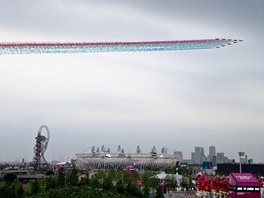 PED STARTEM. Letka RAF nazvaná Red Arrows proletla nad Olympijským stadionem.