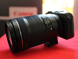 Canon EOS M s redukcí a objektivem pro klasické zrcadlovky