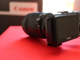 Canon EOS M s redukcí a objektivem pro klasické zrcadlovky psobí titrn 