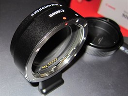 Redukce pro Canon EOS M, která umoní pipojit klasický objektiv z "velké"...
