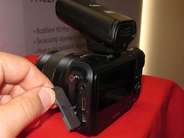 Zdíka pro mikrofon, HDMI a USB je u Canonu EOS M ukrytá pod gumovou krytkou ne...