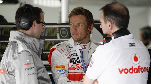 Jenson Button (uprosted) se svmi spolupracovnky ped prvnm trninkem na Velkou cenu Nmecka.