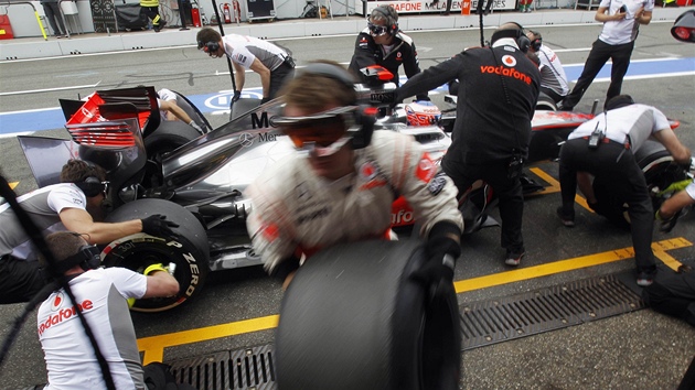 RYCHLE, RYCHLE. Jenson Button se svm vozem ek na mechaniky pi prvnm trninku na Velkou cenu Nmecka.