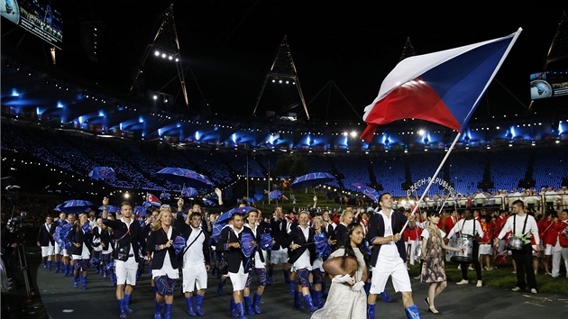 Badmintonista Petr Koukal vede eskou vpravu pi slavnostnm zahjen olympijskch her v Londn.