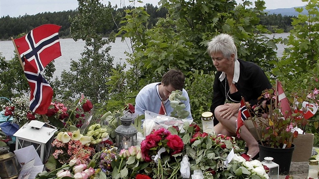 Vzpomnkov msto vzniklo tak na ostrov naproti Utoyi, kde Anders Breivik ped rokem zastelil 69 lid. (26. ervence 2013)