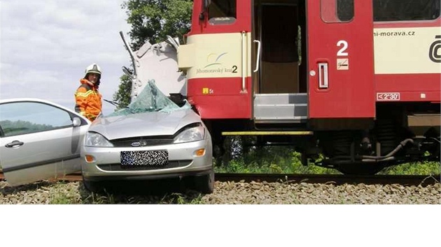 Srka motorklu s autem na na elezninm pejezdu mezi obcemi Mutnice a Hovorany.