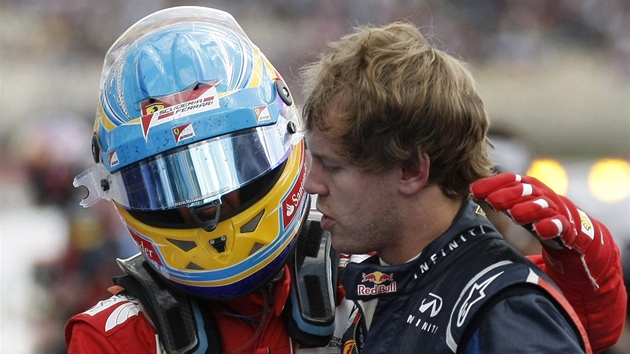 SOUPEI. Fernando Alonso a Sebastian Vettel se zdrav v cli Velk ceny Nmecka. 