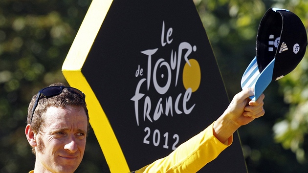 AU REVOIR. Bradley Wiggins slav vtzstv v Tour de France. 