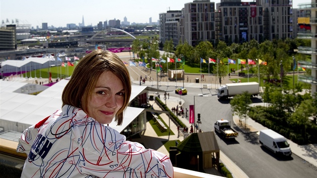 VHLED DO PARKU. Stelkyn Kateina Emmons, jedna z eskch medailovch nadj, si z balkonu esk bytovky uv vhled na olympijsk park.