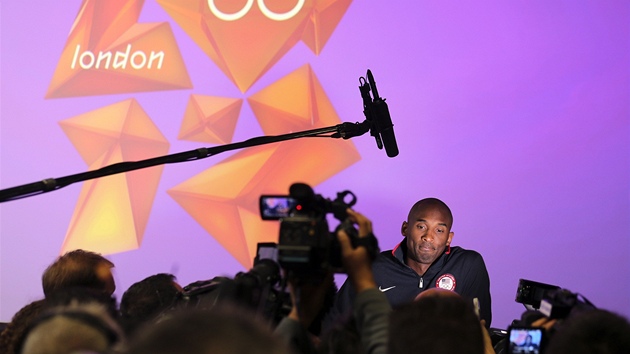 TAK SE PTEJTE. Americk basketbalov superstar Kobe Bryant el palb dotaz na pedolympijsk konferenci v Londn.