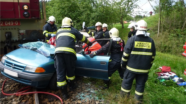 Srka vlaku a osobnho auta v Horn Sytov u Jilemnice, po kter zstali dva zrann.