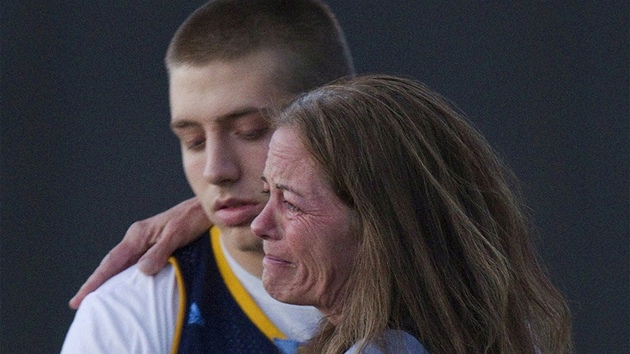 Jacob Stevens objm svou matku Tammi Stevensovou po stelb v denverskm kin (20. ervence 2012)
