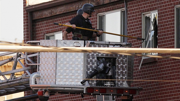 Policist ze speciln jednotky oblej byt mue, kter je podezel ze stelby bhem premiry novho filmu o Batmanovi (20. ervence 2012)