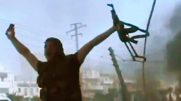 Jeden z protivldnch bojovnk slav spch v boji se Syrskou armdou ve mst Aleppo (23. ervence 2012).