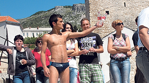 Nejdv pichz oplcan pn, tv se jako skokan, ale jen vybr penze. Kdy se sejde dost lid (a dost penz), najednou se objev thl mladk, poleje se vodou, aby se ochladil, a jde na vc. Za pr vtein to blukne.