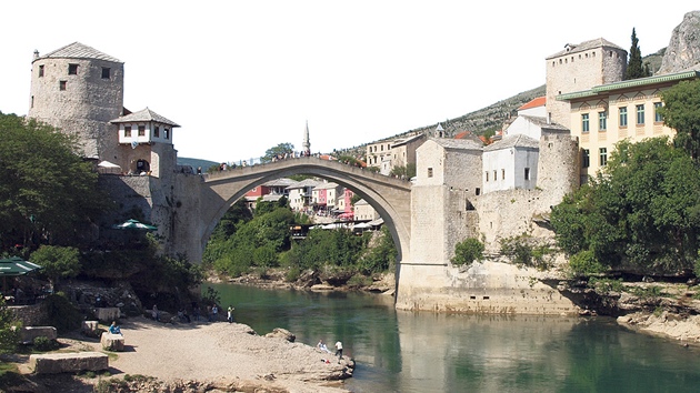 Nejvtm lkadlem Mostaru je star (po vlce nov postaven) kamenn most.