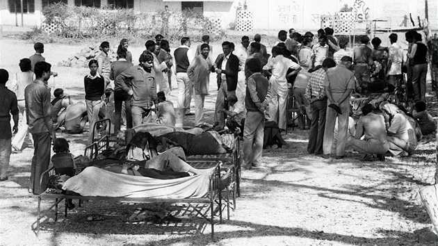 Peiv obti tragdie v Bhplu sed na ulici a ekaj na oeten ped mstn nemocnic. (4. prosince 1984)
