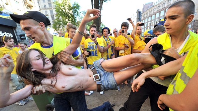 Tiadvacetilet lenka Femen Oksana akov bhem protestu v Kijev (19. ervna 2012)