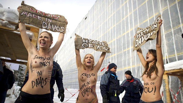 lenky ukrajinskho enskho hnut FEMEN u lta pouvaj ve svm spoleenskm a politickm boji vlastn obnaen adra.