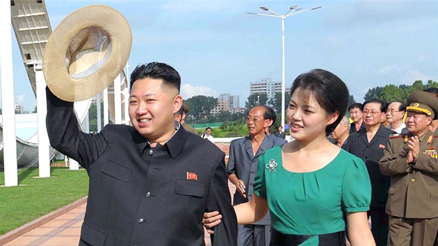 Severokorejsk vdce Kim ong-un  se svoj manelkou Ri Sol-u pi oteven zbavnho parku Rungna v Pchjongjangu (25. ervence 2012)