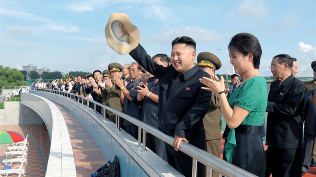 Severokorejsk vdce Kim ong-un  se svoj manelkou Ri Sol-u pi oteven zbavnho parku Rungna v Pchjongjangu (25. ervence 2012)