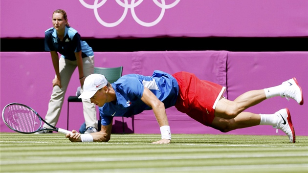 Tenista Tom Berdych pi utkn s Belgianem Stevem Darcisem. (28. ervence 2012)
