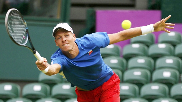 Tenista Tom Berdych pi utkn s Belgianem Stevem Darcisem. (28. ervence 2012)
