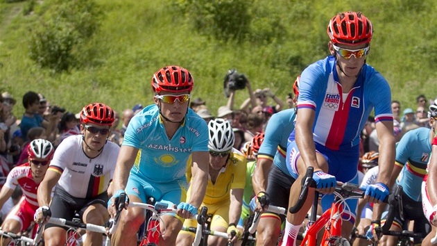 Roman Kreuziger (vpravo) pi stoupn na Box Hill, za nm jede Kazach Alexander Vinokurov. Ten nakonec cel zvod vyhrl. (28. ervence 2012)