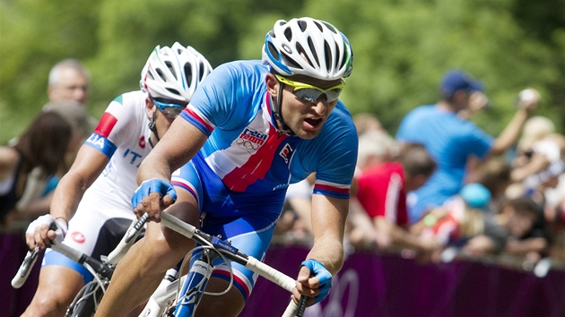 esk cyklista Jan Brta pi stoupn na Box Hill. (28. ervence 2012)