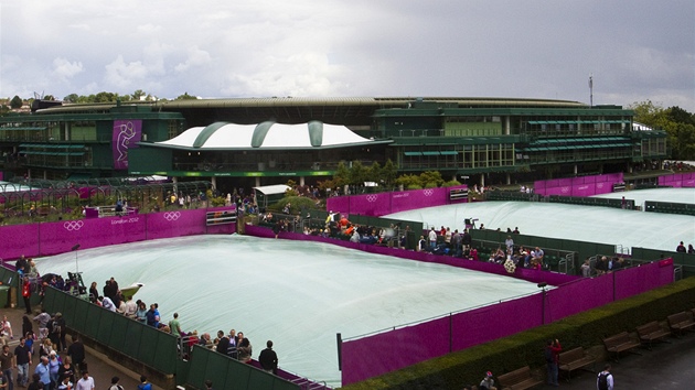 Plachtami zakryt trvnky kurt ve Wimbledonu (29. ervence 2012)