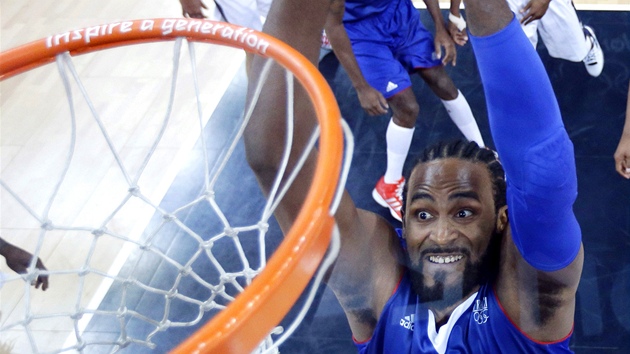 Francouz Ronny Turiaf smeuje pi utkn proti USA. (29. ervence 2012)