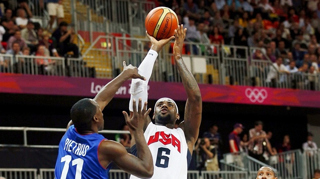 Amerian Lebron James stl pi basketbalovm utkn proti Francii. (29. ervence 2012)