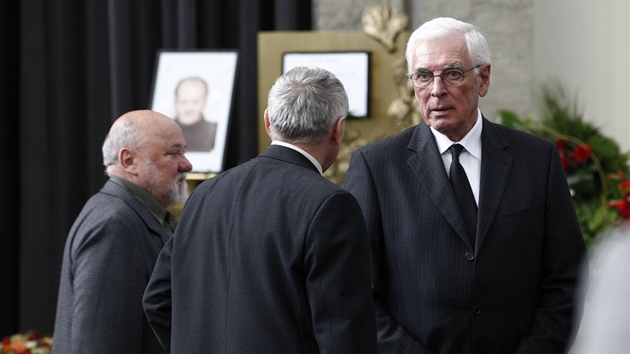 Pohbu Antonna Holho se astnil i vpravo stojc bval rektor Karlovy univerzity a souasn nmstek ministra kolstv Ivan Wilhelm (24. ervence 2012).